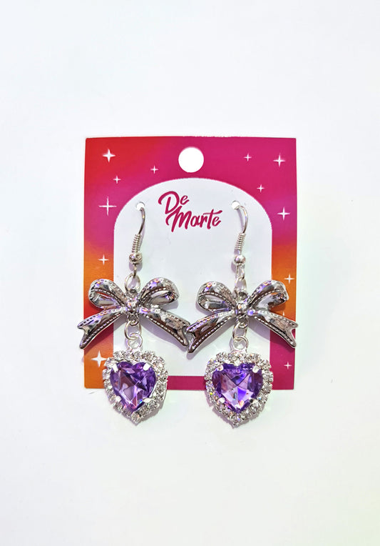 Aros de gema corazón morada con listón plateado